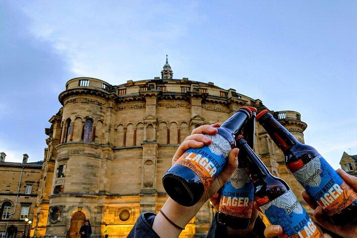 Edinburgh: Pubs & History Walking Tour with Beer Tasting