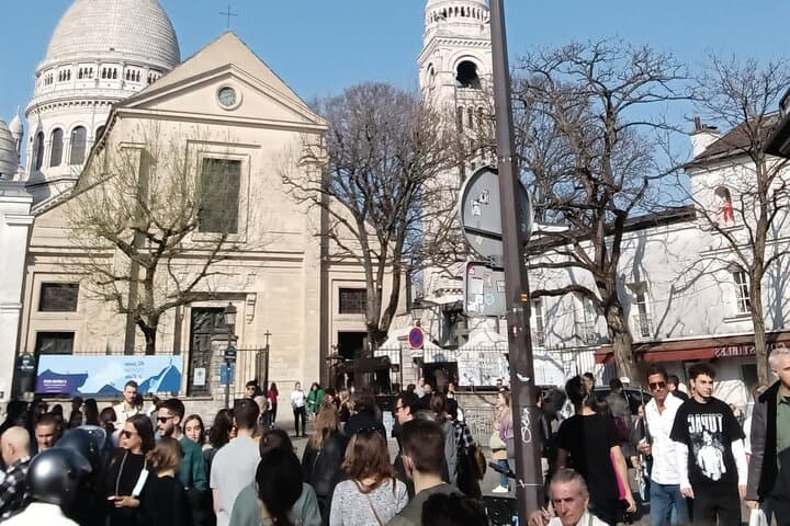 Paris: Montmartre Semi-Private Guided Walking Tour