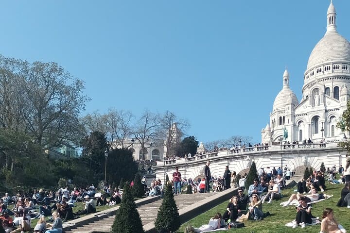 Paris: Montmartre Semi-Private Guided Walking Tour