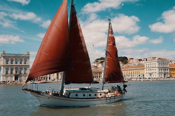 Tagus River - Private Tour on Vintage Sailboat