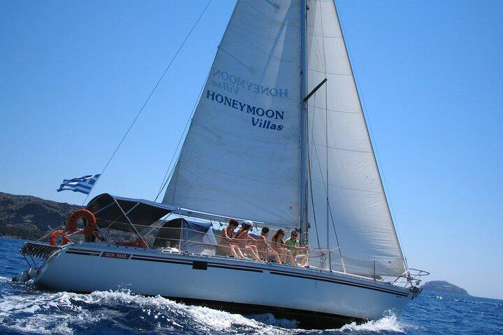 Santorini Oia: Private Sailing Yacht Cruise with Meal and Drinks