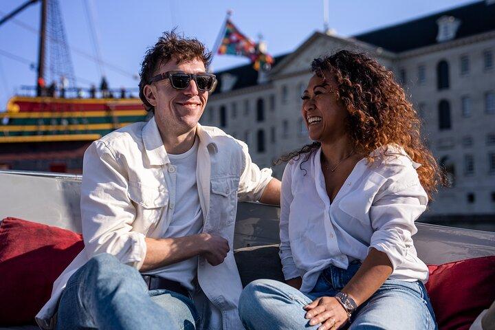 Amsterdam: Private Canal Cruise with Drinks and Snacks