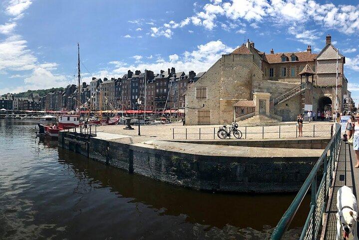 Private guided tour of Honfleur and Etretat from Bayeux or Caen