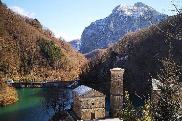 Discover the Valley of Lucca with a private tour by van