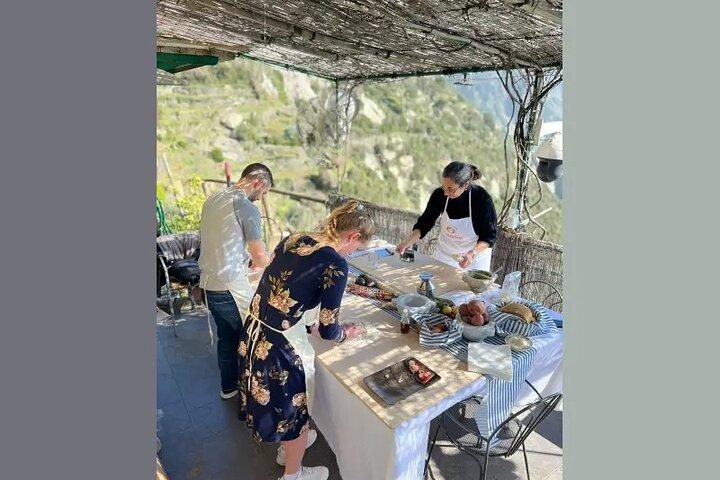 Cinque Terre: Pesto cooking class with sea view in Riomaggiore
