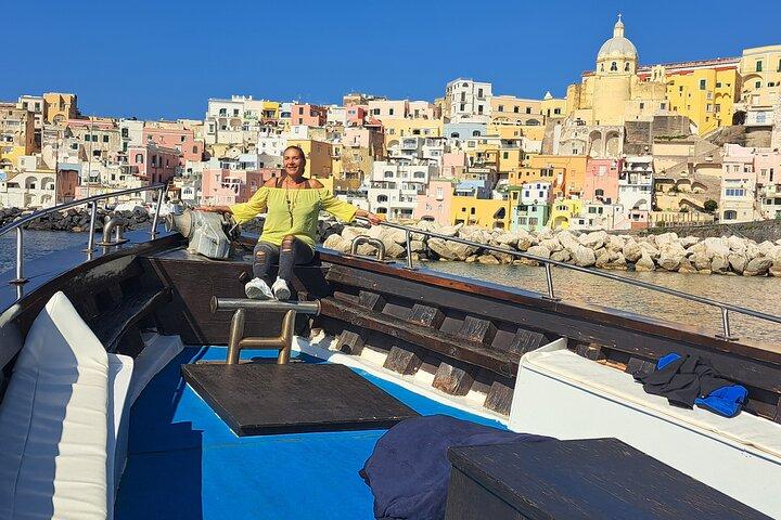 Procida Boat Tour from Ischia with Lunch and Island Stop
