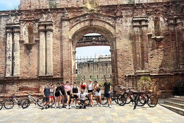 Bike tour in Old City and Cinta costera with local markets