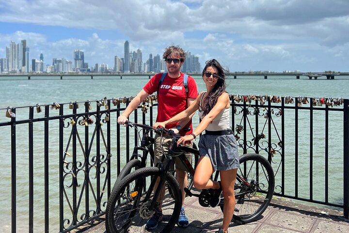 Bike tour in Old City and Cinta costera with local markets