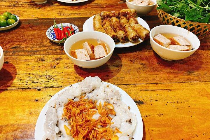 Hanoi: 7 Tasting Street Food Walking Tour and Train Street