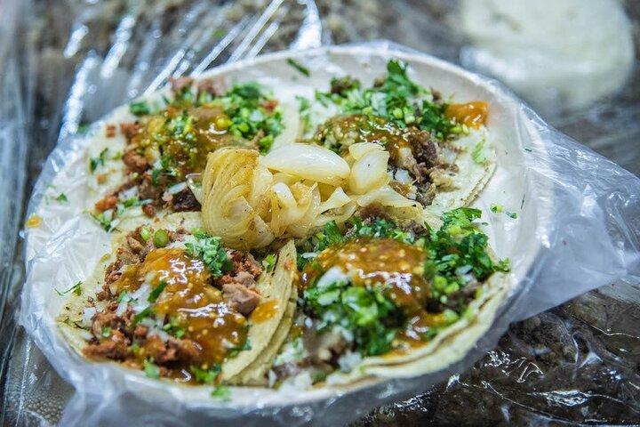 All Included Foodie Tour: Tacos & Cocktails at the Best Bars