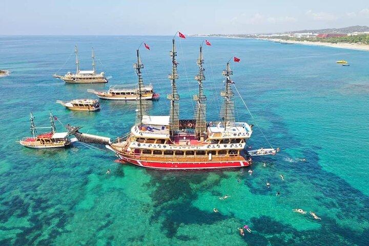 Side: Dolphin Island Boat Tour with Foam Party and Lunch