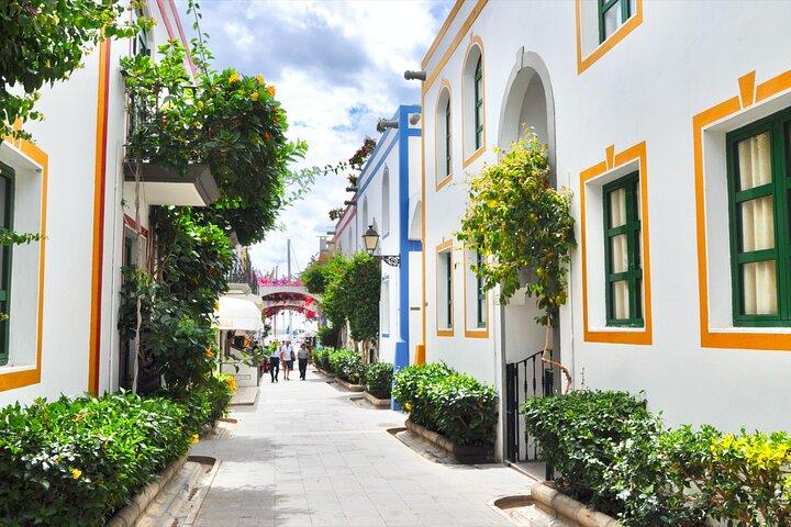 Bus to the local market of Puerto de Mogan