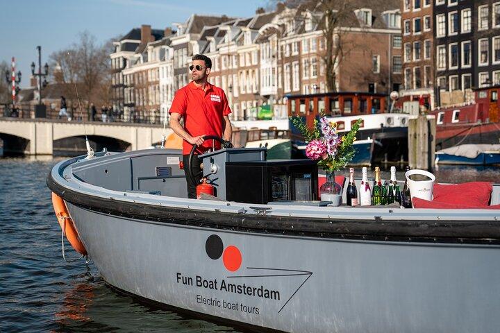 Amsterdam: Private Canal Cruise with Drinks and Snacks