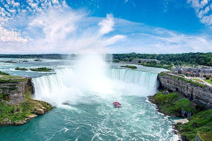Niagara Falls Evening Tour with Boat, Journey, Dinner & Fireworks