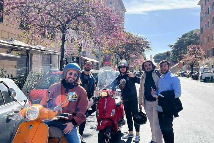 Vespa Tour Guided by Local in Rome