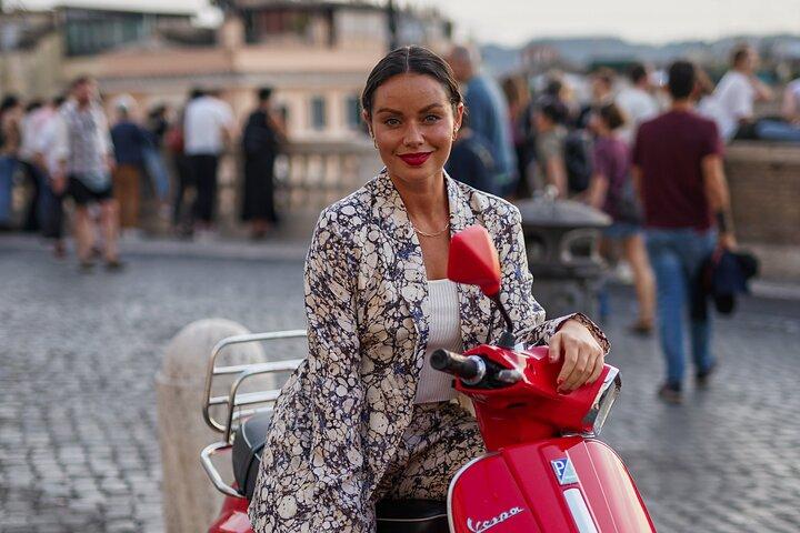 Vespa Tour Guided by Local in Rome