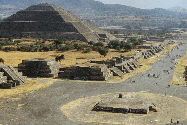 Teotihuacan Ruins and Tlatelolco Guided Tour with Tequila Tasting