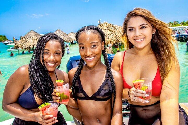 Cartagena 5-Stop Island Hop Boat Party with Lunch, Cholon & Baru