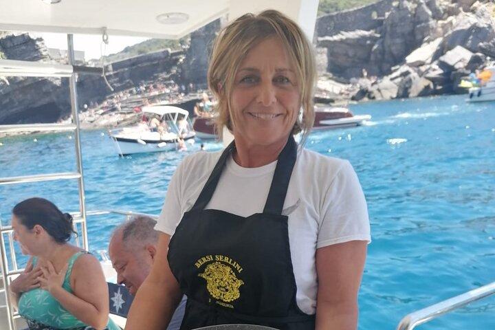 Morning or evening tour with aperitif, lunch or dinner and bathroom breaks