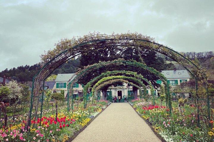 Private Transfer From Paris to Bayeux & Caen with stop in Giverny