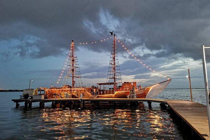 Feel the love on a romantic dinner at Cancun sea, with live music and open bar.