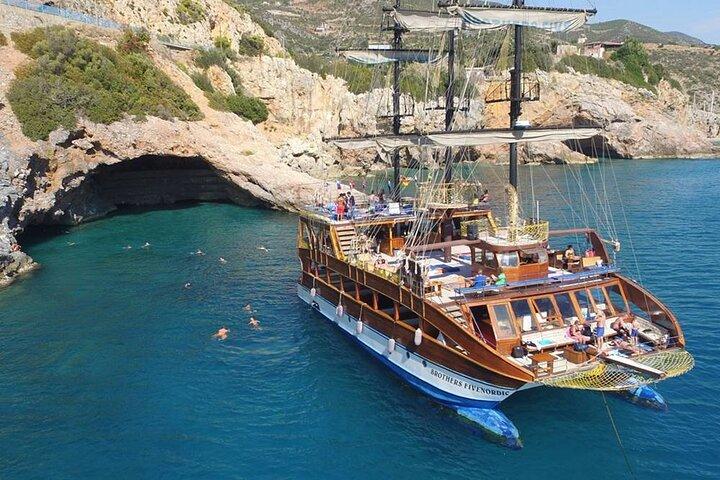 Alanya Catamaran Boat Trip incl. Lunch and drinks