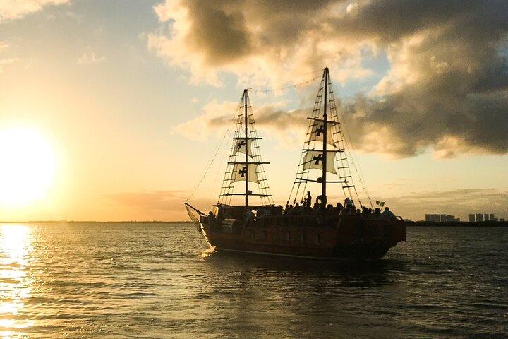Live a Romantic Night Cruise Dinner at COLUMBUS (open bar included)