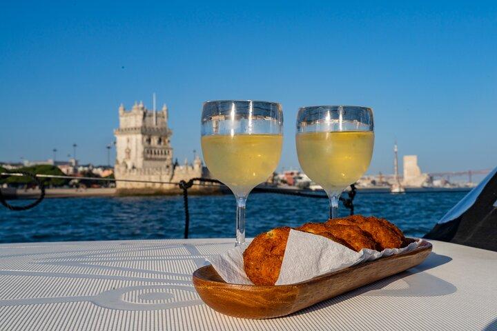 Private sailboat tour in Lisbon