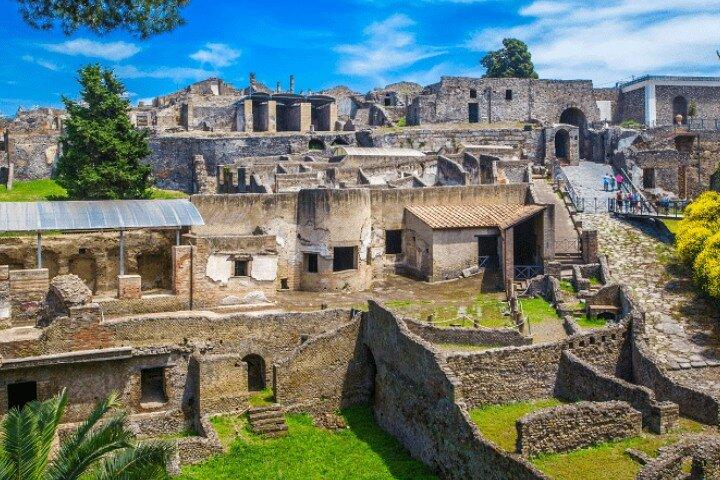 Private Audio Guided Walking Tour in Pompei