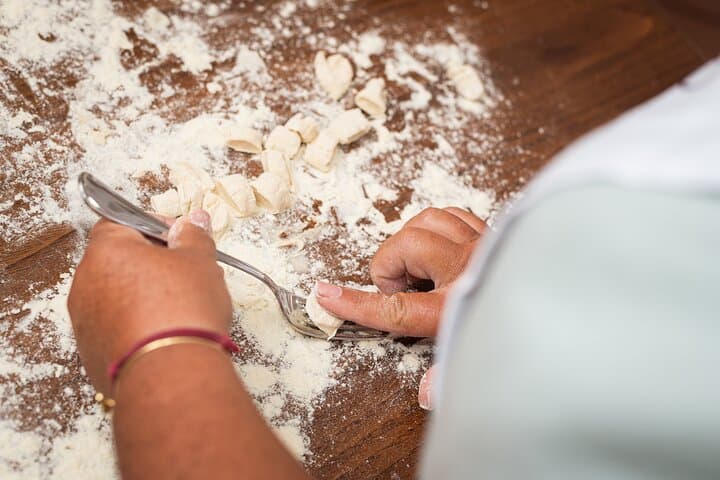 Cesarine: Pasta & Tiramisu Class at Local's Home in Naples