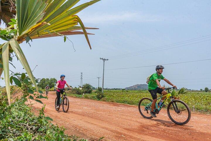 Siem Reap Countryside Sunset Bike Tour / E-Bike or Tuk Tuk