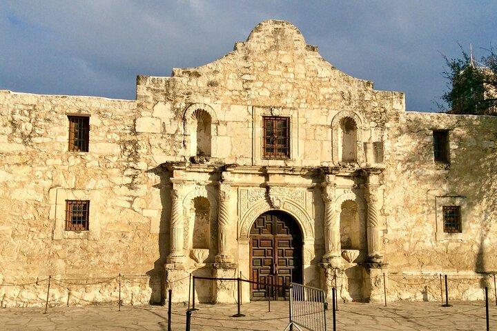 Walking Tour Along the San Antonio Riverwalk And Around Downtown
