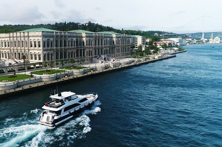 Luxury Yacht Bosphorus Cruise with Live Guide & Asian Side Stop