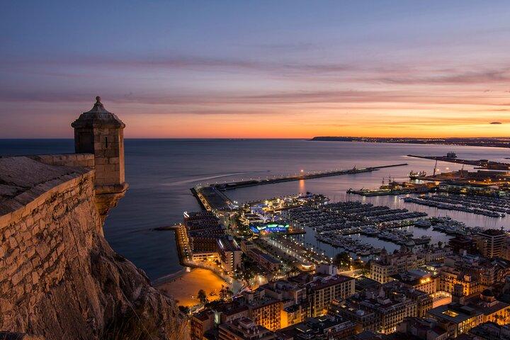 Alicante : Private Custom Walking Tour with a Local Guide