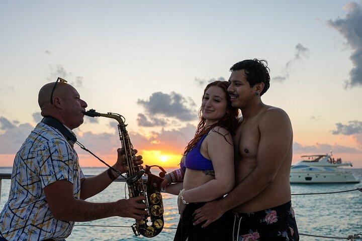 Isla Mujeres Sunset Cruise and Tour from Cancun
