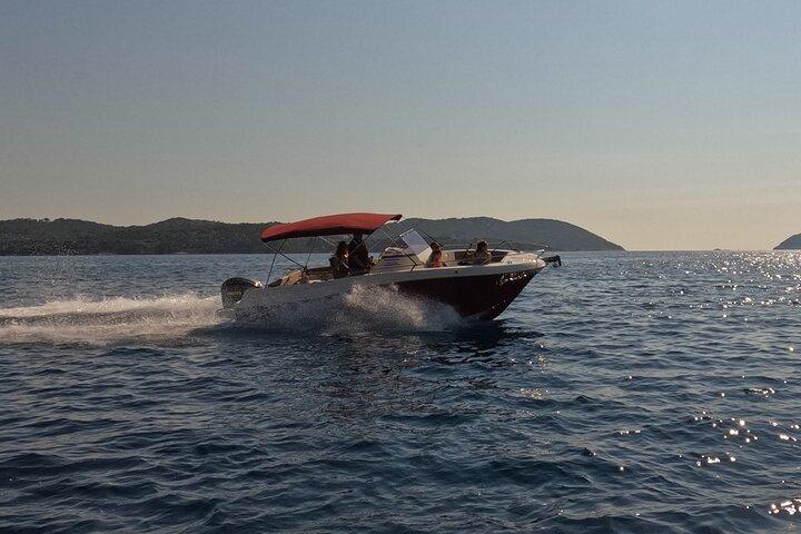 Private luxury speedboat tour-Islands, caves, beaches, snorkeling
