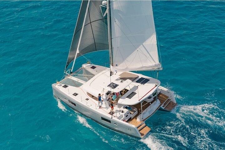 Lisbon: LUXURY Catamaran Sunset and Wine cruise
