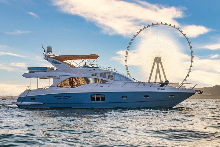 2-hours Shared Yacht Tour in Dubai Marina With Food and Drinks