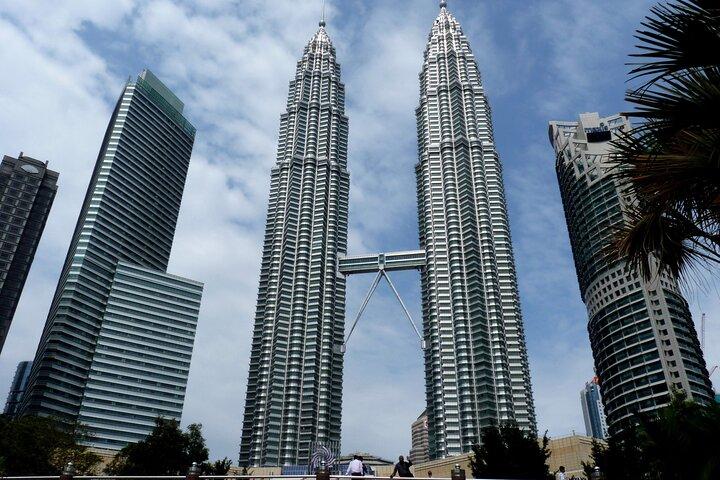 Kuala Lumpur Tour: Petronas Twin Towers Observe Deck & Batu Caves