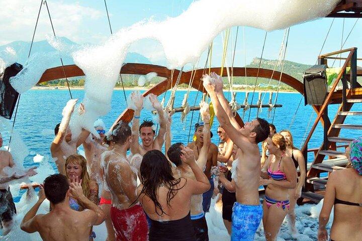 Alanya Pirate Boat Trip With Unlimited Drinks & Lunch