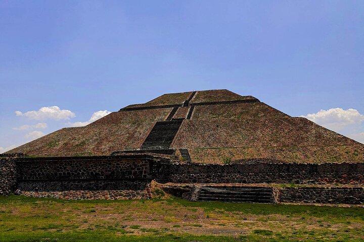 Teotihuacán Pyramids Tour, Guadalupe Sanctuary and 3 cultures