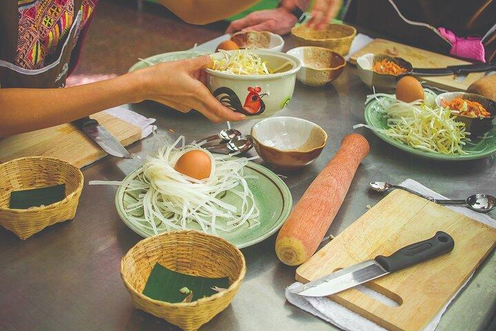 Half Day Private Hanoi Traditional Cooking Class and Market Visit