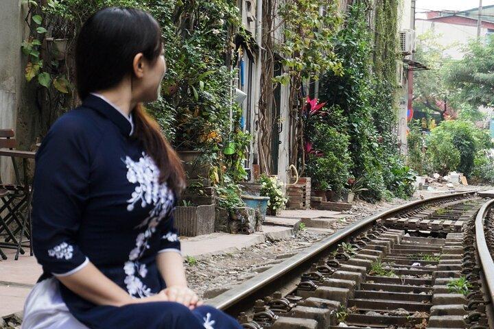 Hanoi Walking Street Food Tour with Train-Street Visit