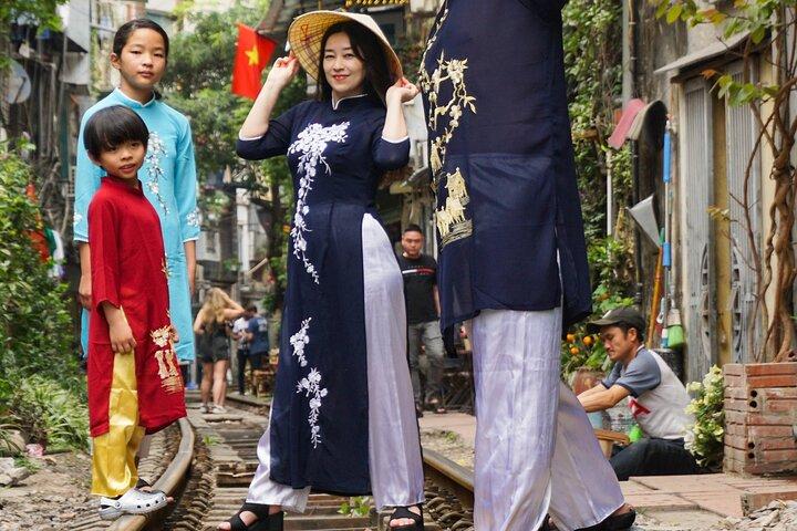 Hanoi Walking Street Food Tour with Train-Street Visit