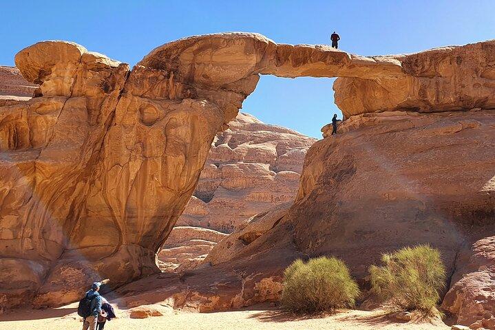 Wadi Rum 2-Day Jeep Tour with Meals and Overnight in Bedouin Camp