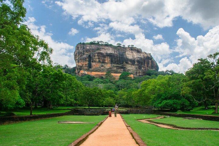 Sri Lanka tour 8 Days with a private driver, hotels, and vehicle