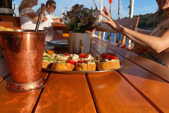 Gastro Cruise | Cruise around Dubrovnik Old Town with Lunch