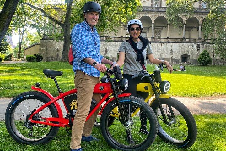 E-BIKE TOUR: 10 Must-See Landmarks & Viewpoints in Prague 1-8per.