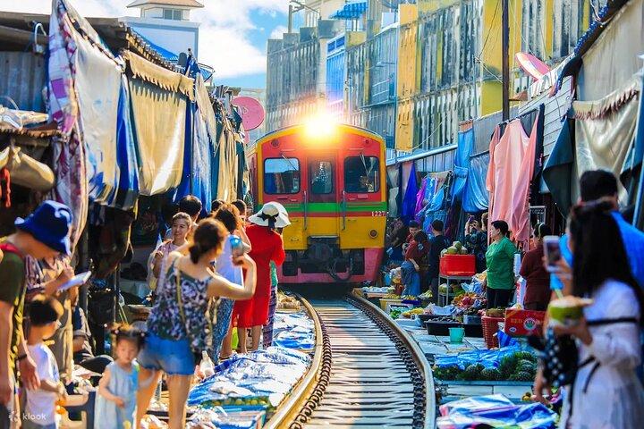 Private Guided Tour to Train Market and Damnoensaduak Floating Market