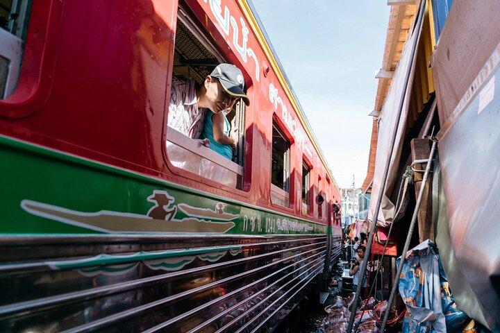 Private Guided Tour to Train Market and Damnoensaduak Floating Market